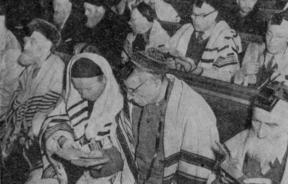 Молитва в московской синагоге (1960 г.)