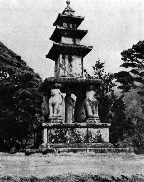 Каменная пагода с четырьмя львами монастыря Хваомса
