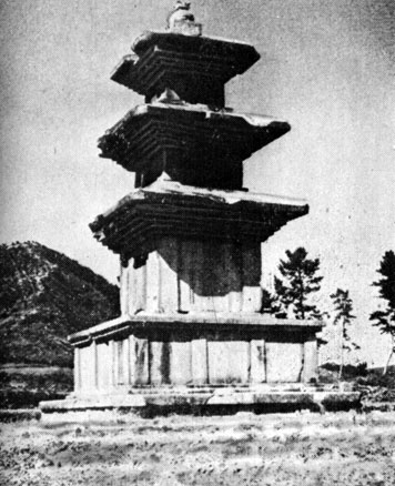Трёхэтажная каменная пагода монастыря Косанса