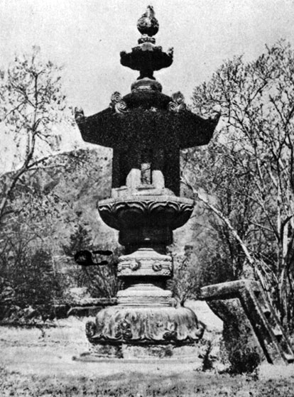 Каменный фонарь  из монастыря Сильсана