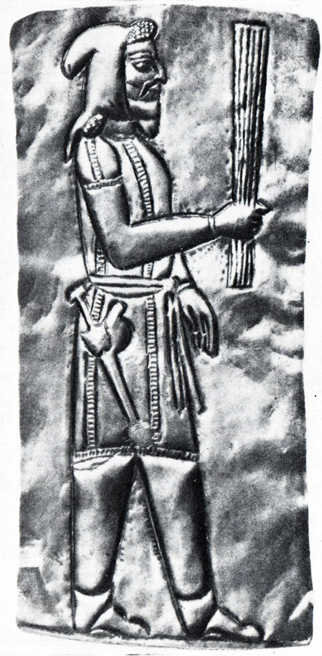 Золотая пластина из Амударьинского клада с изображением древнего иранца, держащего в руке барсом из длинных прутьев