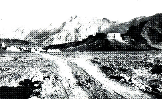 Дахма - погребальная башня селения Чам возле Иезда. В небольшом конусообразном здании (крайнее слева) горело неугасимое пламя. Остальные сооружения предназначались для похоронных церемоний
