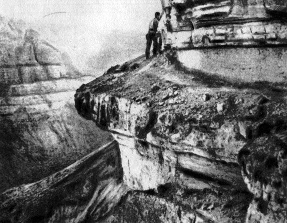Находки у Мертвого моря. Терраса перед входом в 'Пещеру писем', где в 1961 г. были обнаружены документы периода восстания Бар-Кохбы