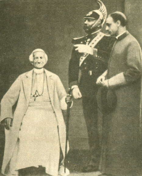 Лев XIII, прозванный за свое долголетие 'Кощеем бессмертным', со своими наперсниками - племянником Камилло Печчи, шефом папских жандармов, и монсиньором Мерри дель Валь