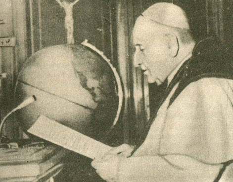 Иоанн XXIII перед микрофоном Ватиканского радио. Он выступал за мирное сосуществование государств с различным общественным строем и за диалог с коммунистами, за что был прозван 'красным папой'