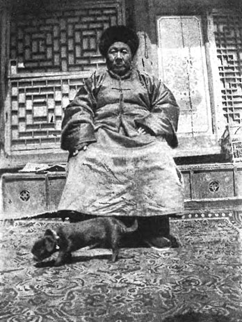 Лон-чэн - один из трех больших сановников по управлению Тибетом (брат эмчи-хамбо)