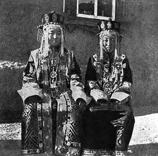 Монгольские княгиня Ахай и княжна Нэнэ, прибывшие в Ургу из восточной Монголии поклониться Далай-ламе и получить благословение от его святейшества