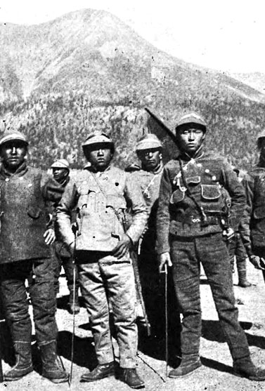 Начган (в середине) - во главе тибетских офицеров