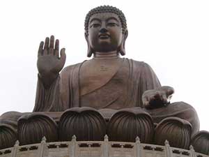Огромная бронзовая статуя Будды со свастикой на груди в Гонконге