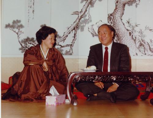 Сан Мён Мун и его супруга Хан ХакЧа. Источник ilikesunrise.narod.ru