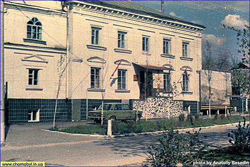 Бывшая синагога (военкомат) в Чернобыле в 1975 году. Источник  pripyat.com