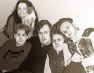 Григорий Грабовой с женой и сыновьями. Источник 'Комсомольская правда'