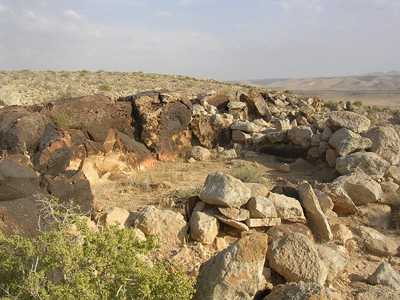 Примитивные постройки на горе Карком, датируемые примерно третьим тысячелетием до нашей эры. Источник nettik-yzarc.livejournal.com