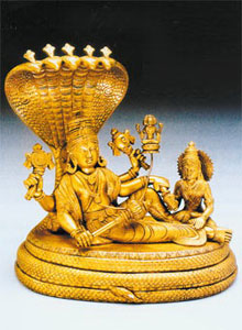 На ложе из колец змея Шеши отдыхает одно из верховных божеств - Вишну. Источник 'Наука и жизнь'