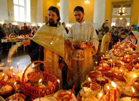 В православном мире зазвучало пасхальное приветствие: 'Христос воскрес!'