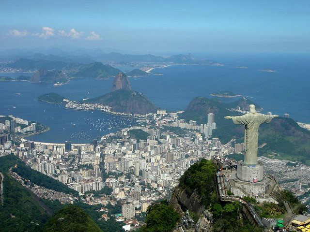 Статуя Христа-Искупителя - всемирно известная статуя на вершине Корковадо в городе Рио-де-Жанейро (Бразилия)