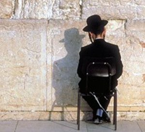 В Иерусалиме у Стены Плача полиция задержала феминистку, одетую в традиционную ритуальную одежду иудеев-мужчин