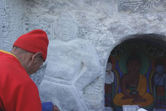 Камнерезы Тувы создали на скале точную копию изображения Будды Амитабхи