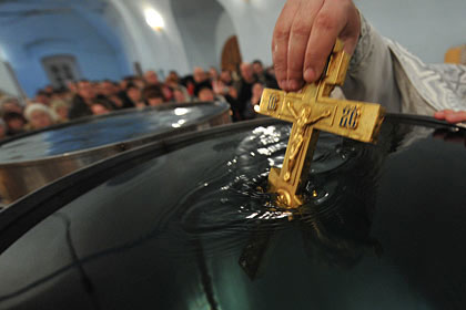 Физики попросили «Водоканал Петербурга» доказать пользу крещенской воды. Фото: Артем Житенев / РИА Новости
