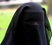 Во Франции приговорили к тюрьме мусульманку, покусавшую полицейского при задержании за ношение паранджи
