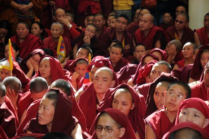Тибетские монахи. Фото: Lobsang Wangyal / AFP