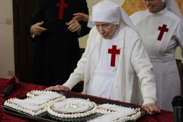 Старейшая католическая монахиня мира отметила свое 107-летие в Ватикане