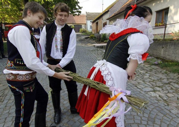 Пасхальная традиция помлазка в Чехии. Фото с сайта: tyden.cz