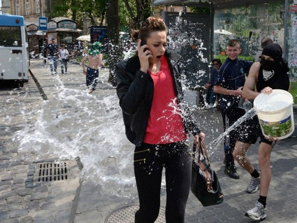 Поливальный понедельник во Львове. Фото с сайта: AFP