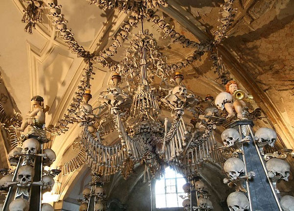 Kostnice v Sedlci - необычная церковь, декорированная человеческими костями