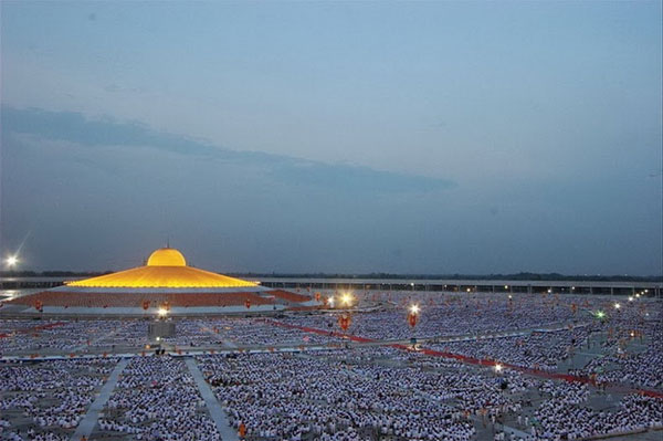 В храме могут медитировать около ста тысяч верующих