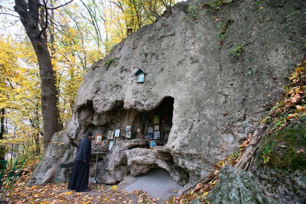 Все, что осталось от пещеры. Здесь жили первые монахи обители