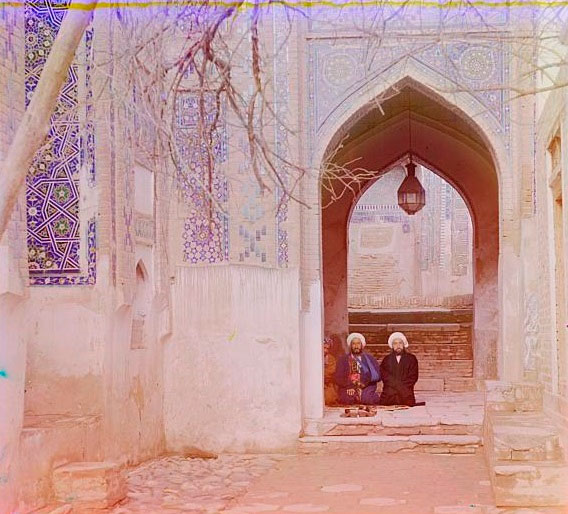 Двое мужчин сидят в мечети в Самарканде