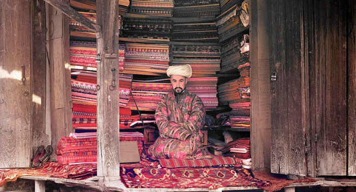 Продавец тканей в своей лавке в Самарканде
