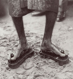 Набожные индуисты носили сандалии из гвоздей