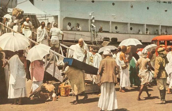 В 1953 году паломники прибывали в Мекку, как правило, на кораблях или паромах