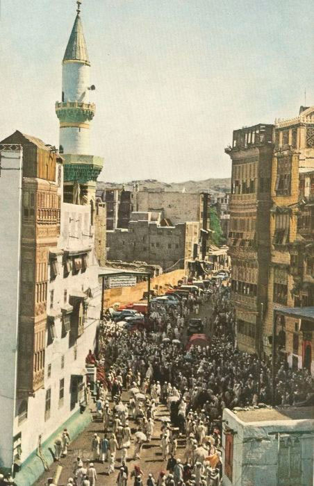 Оживлённая улица в Мекке. Слева минарет в османском стиле