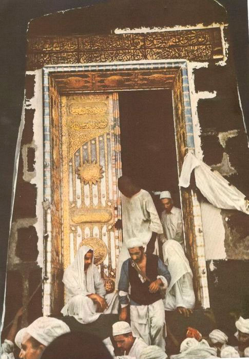 Верующие в дверях Каабы
