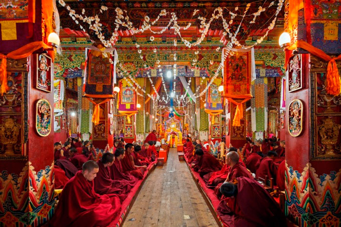 Монахи слушают и молятся в монастыре Kandze, Ганци, Китай