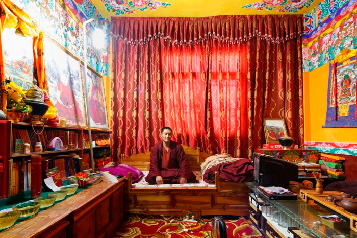 Монах в своей комнате в общежитии монастыря Golo Gompa, Китай