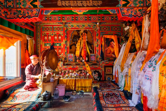 Барабанщик в монастыре Golo Gompa, Сычуань, Китай