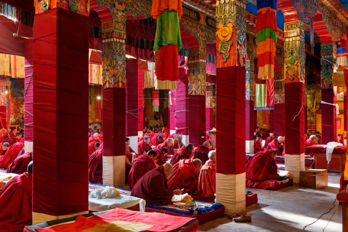 Монахи молятся в храме Darjay Gompa, Западная Сычуань, Китай