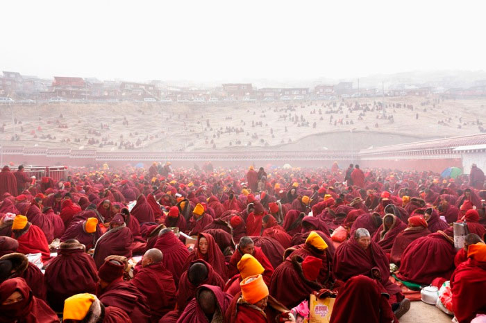 Монахи в предрассветном тумане, собравшие на фестивале Larung Gar, Седа буддийский институт