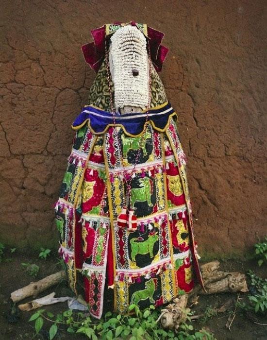 Костюм эгунгун на фестивале вуду в Бенине