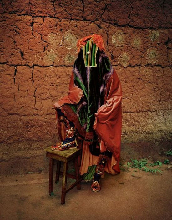 Костюм эгунгун на фестивале вуду в Бенине