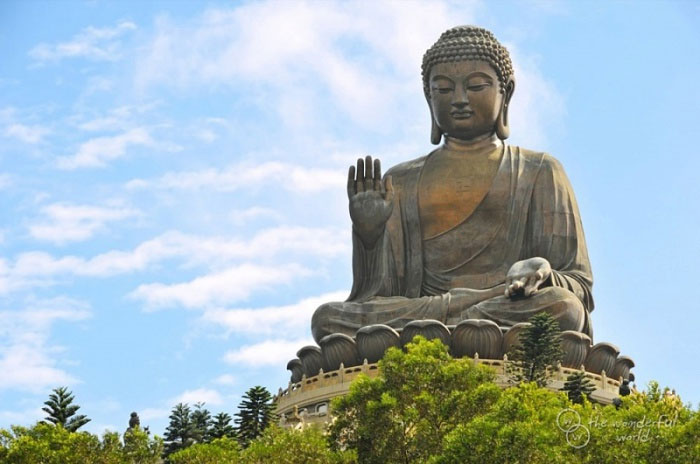 Большой Будда - бронзовая статуя Будды в Гонконге, на острове Лантау, вблизи монастыря По Лин