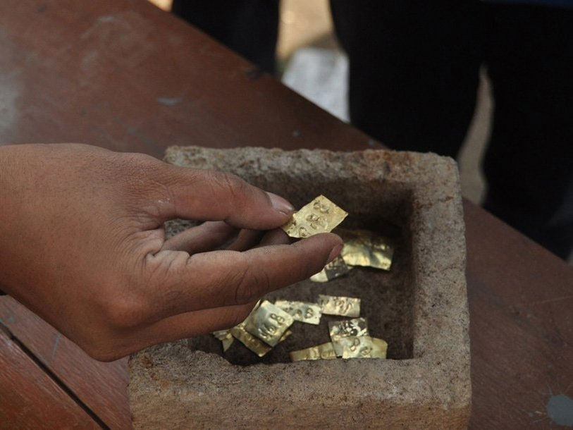 Каменный ящик с золотыми пластинами