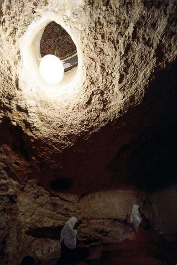Пещера под скалой в мечети