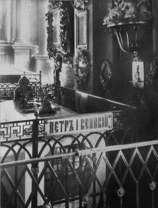 Надгробие Петра I, фотография начала XX века. Справа на стене в скромной рамке мерная икона императора