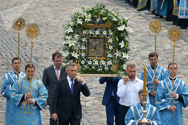 Участники крестного хода несут Казанскую икону Божией Матери