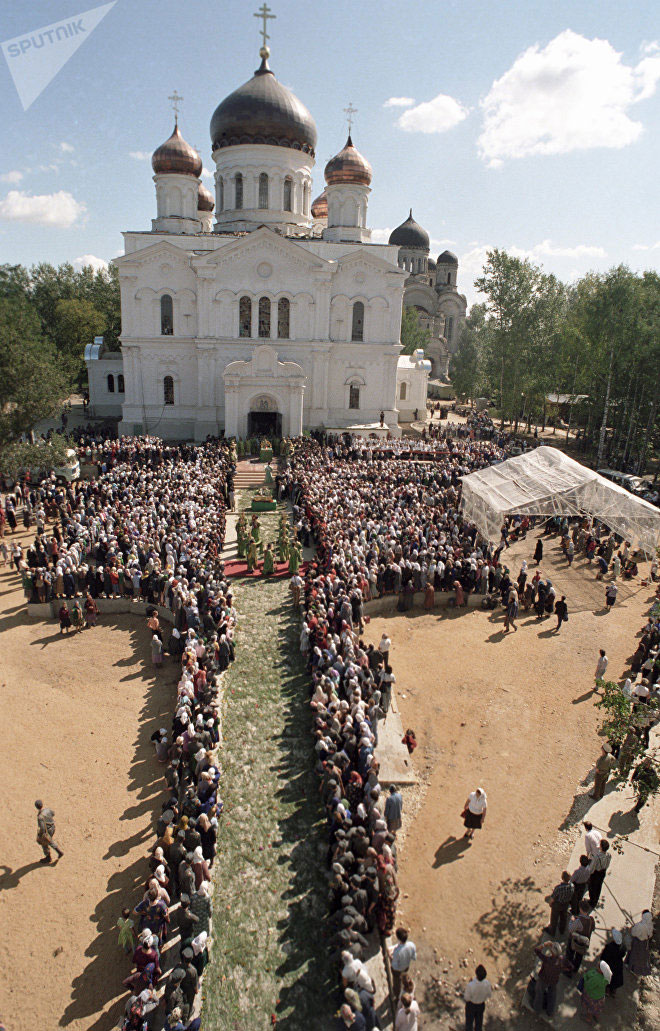 Церемония захоронения мощей Преподобного Серафима Саровского в Троицком соборе Серафимо-Дивеевского женского монастыря